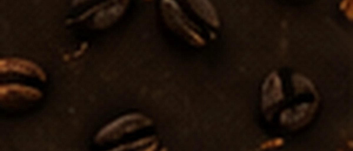 Koffiebonen op een donkere ondergrond