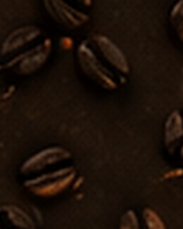 Koffiebonen op een donkere ondergrond