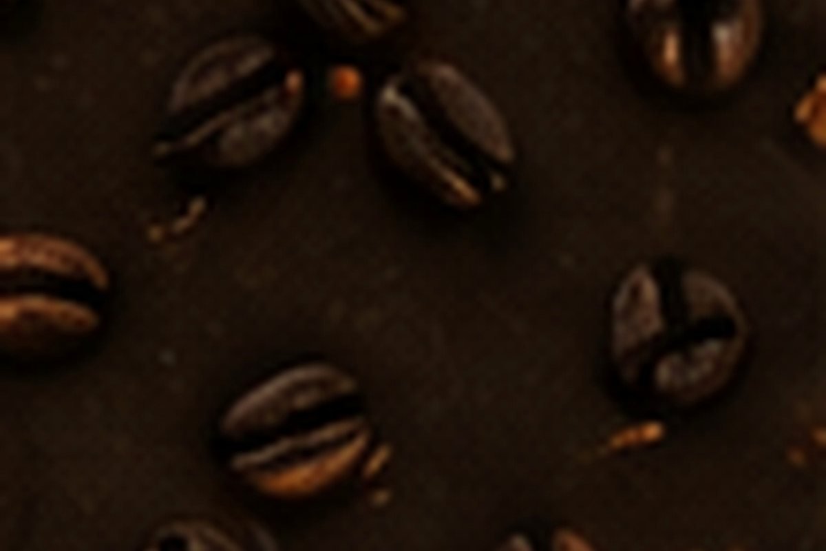 Koffiebonen op een donkere ondergrond
