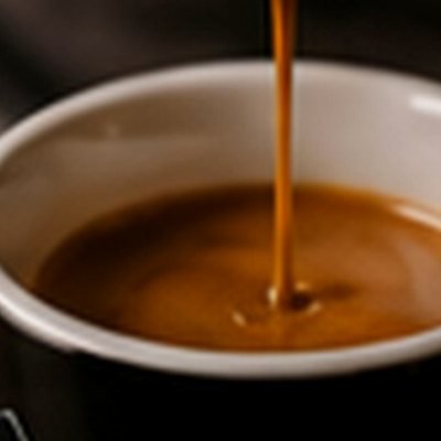 Espresso die in een wit kopje loopt