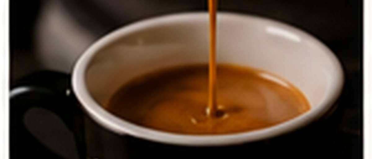 Espresso die in een wit kopje loopt