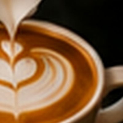 Melkschuim dat in een kop koffie wordt gegoten